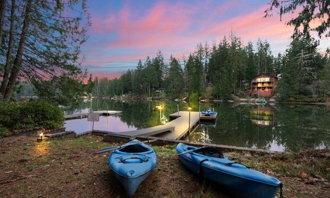 Burley Cabin | Unwind at Wye Lake: 2 BR Pet-Friendly Cabin Retreat