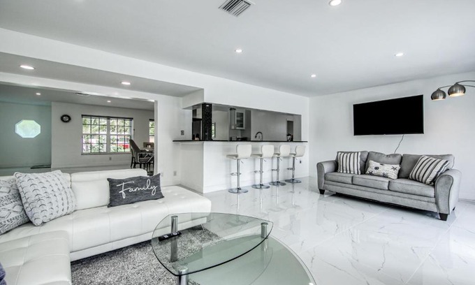 Fort Lauderdale House | Unwind at Take Me to the River - Family-Friendly Retreat