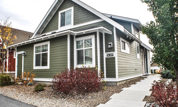 Okanagan-Similkameen Cottage | Unwind in Canada’s Wine Capital by the Warmest Lake