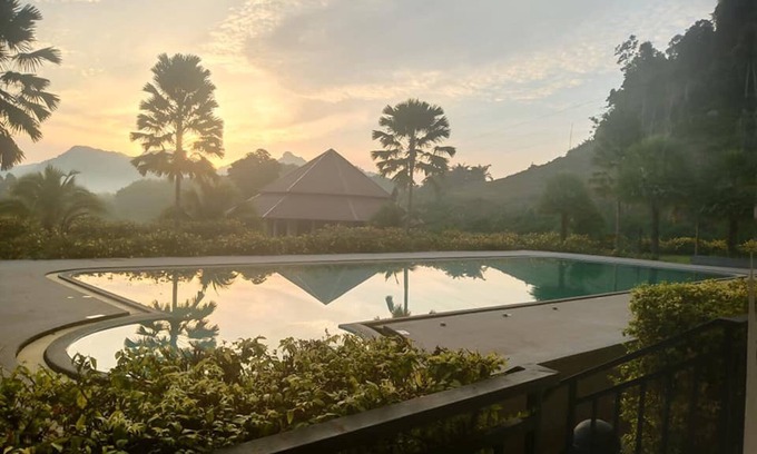 Ban Ta Khun Hotel | Cozy Takhun Mountain View Hotel with Pool and Restaurant