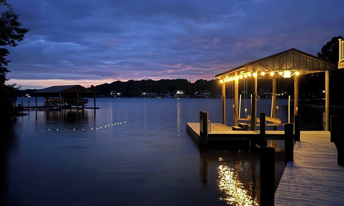 Smith Mountain Lake House | Takin' It Easy - SML Lakefront Kayaks King Beds - WIFI Recently Updated