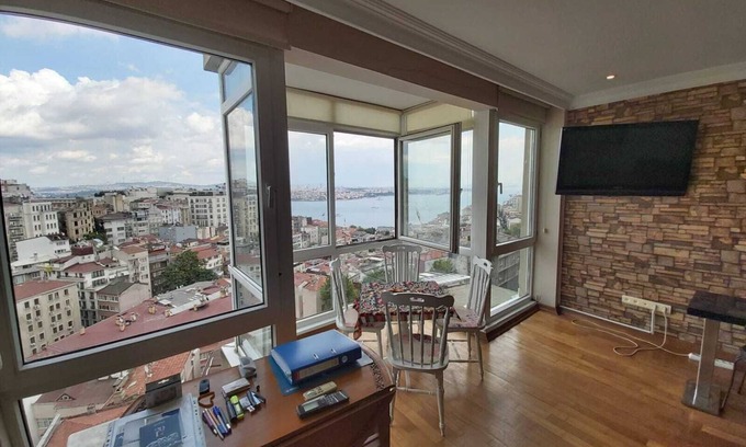 Kabatas Apartment | Cozy Retreat by Taksim Square and Bosphorus