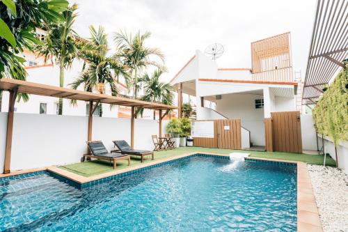 Cha-am Hotel | Oceanfront Talay Hotel & Villa Cha-am with Pool Access