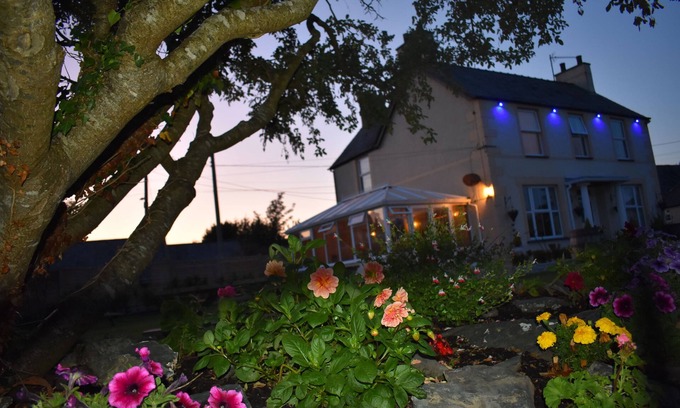 Dwyran House | Experience Taldwrst: Family-Friendly with Top Amenities