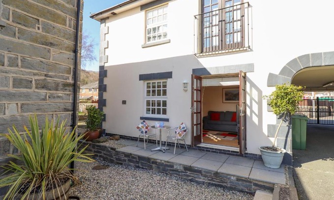 Porthmadog Apartment | Family-Friendly Retreat: Taliesin - 4 Star, Pet Friendly