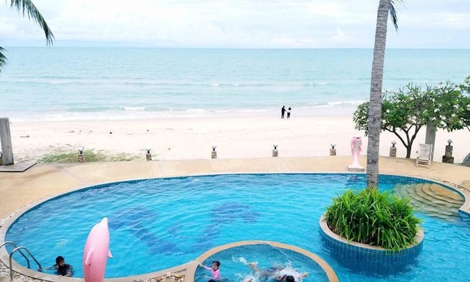 Khanom Hotel | Relax at Talkoo Beach Resort Khanom with Pool & Dining