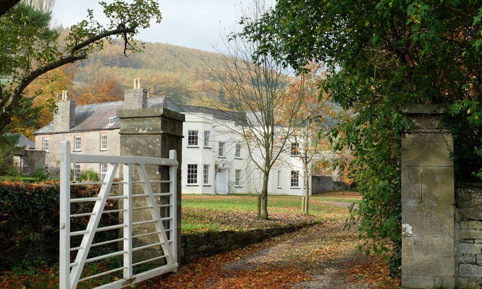 Llanfihangel Tal-y-llyn House | Elegant Tall John's House: Pet-Friendly Manor with Spa