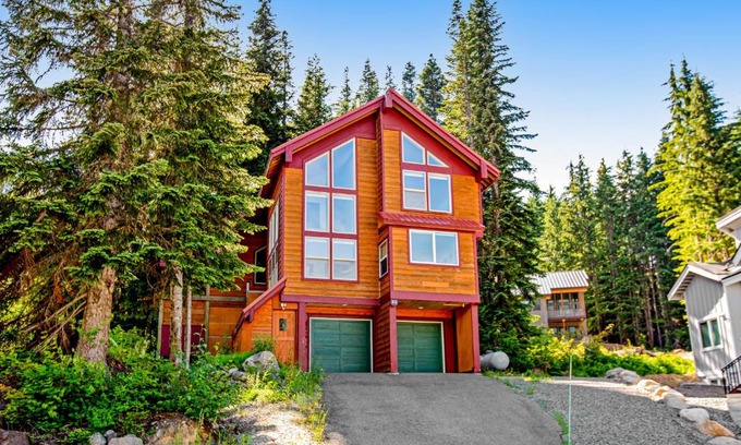 Hyak House | Family-Friendly Retreat at Tall Timber Lodge in Nature