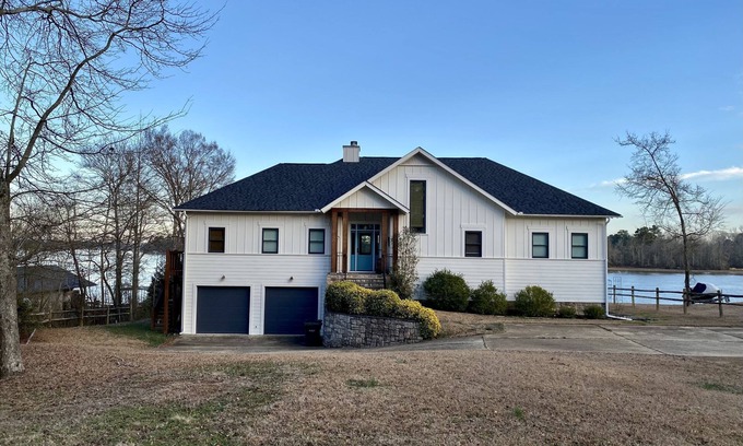 Lincoln House | Inviting Lakefront House for Talladega Race Week Getaway