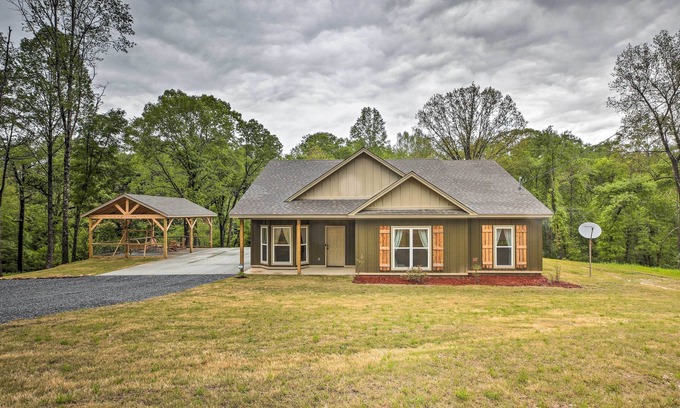 East Tallassee Cabin | Forest View Cabin Escape: Guest Rated 9.6/10 with Spa!