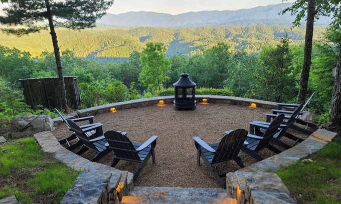 Tallassee Cabin | Inviting Tallassee Home with Smoky Mountain Views & Spa