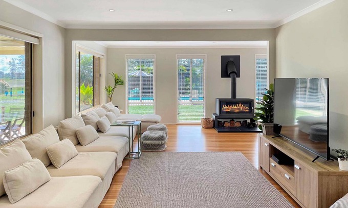 Nulkaba House | Tallowood House - Ideal Family Retreat with Private Pool