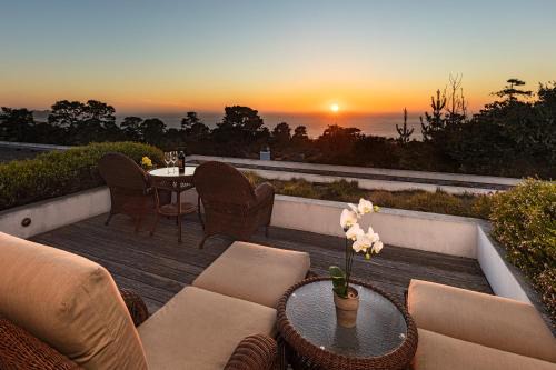 Northwest Carmel Hotel | Discover Tally Ho Inn: Family-Friendly Stay with Great Reviews