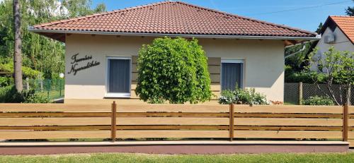 Balatonmariafurdo Apartment | Pet-Friendly Getaway at Tamási Nyaralóház - Rated 10/10!