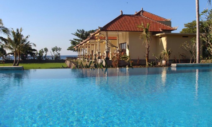 Amed House | Relax at Taman Padi Villa with Oceanfront Pool & Dining