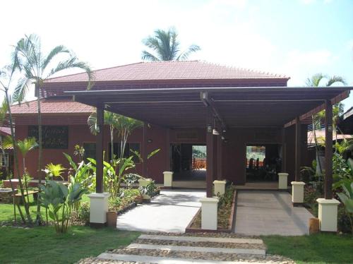 Mae Sariang Resort | Budget-Friendly Tamarind Grand Resort with Family Amenities