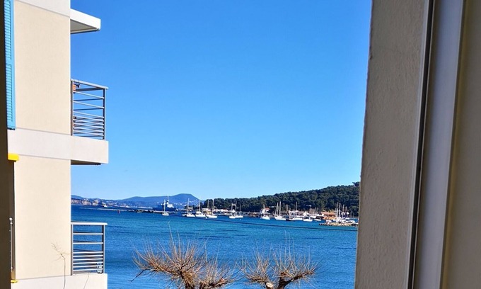 La Seyne-sur-Mer Apartment | Beachfront Tamaris Walk with Kitchen Amenities, Rated 9.4