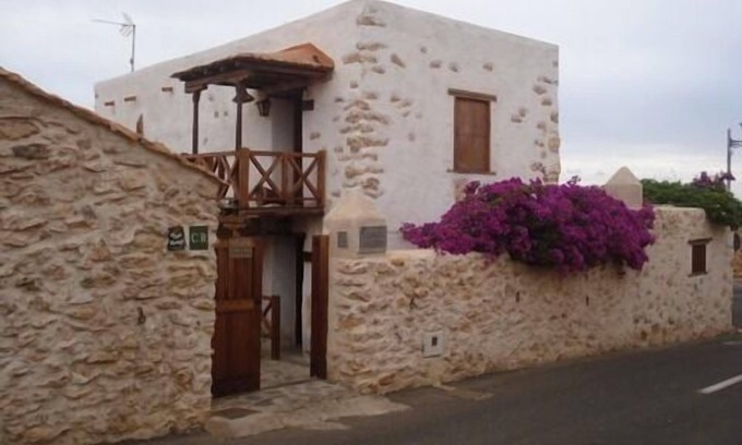 Tuineje Cottage | Cozy Tamasite Cottage for 4 with Oceanfront Pool