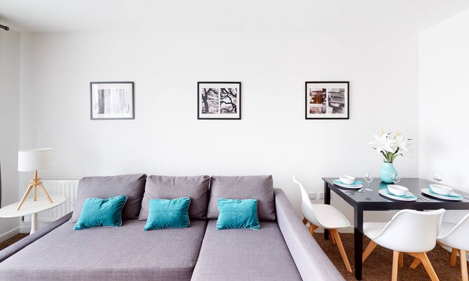 Hatfield Apartment | Modern Comfort at Tamblin Lodge with Breakfast & Kitchen