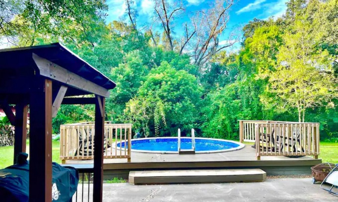Bearss Plaza House | Family-Friendly Retreat with Pool & Jacuzzi near Busch Gardens