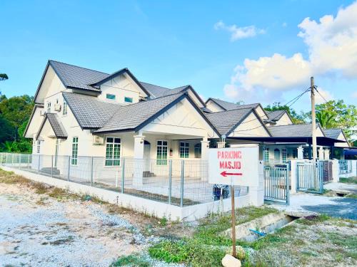 Kampung Durian Mas House | Discover Tamu Timur Homestay: Child-Friendly Comfort Awaits
