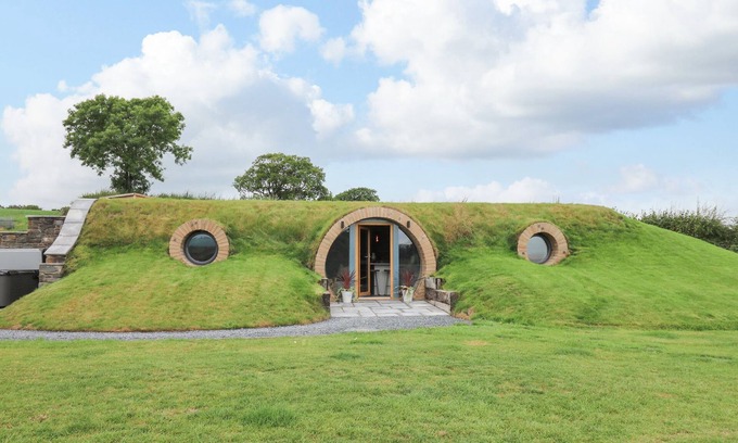 Llanfair Caereinion Cottage | Romantic Retreat at TAN Y WAWR with Hot Tub in Llanfair
