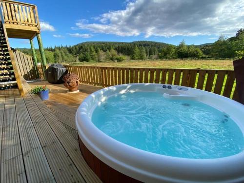 Aboyne Apartment | Explore Tanar View: Pet-Friendly Haven with Hot Tub & Breakfast