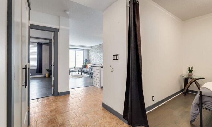 Haysboro Apartment | Cozy Tangerine Retreat: 1 BR + Den with Key Amenities