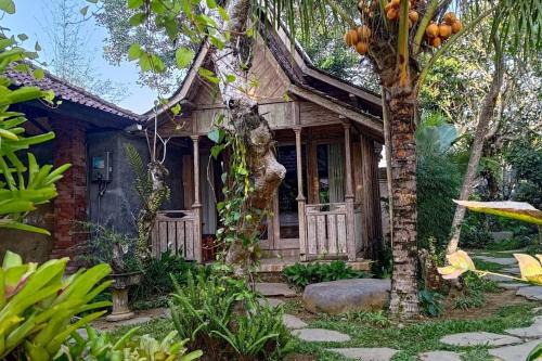 Tampaksiring Villa | Pet-Friendly Getaway: Tangkas Wooden House with Pool