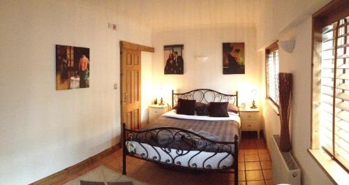 Gatwick Bed & Breakfast | Cozy Tanglewood Gatwick Bed & Breakfast with Free Breakfast