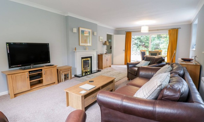 Rhos on Sea House | Oceanfront Tanglewood: Guest Rated 9/10 with Breakfast Included