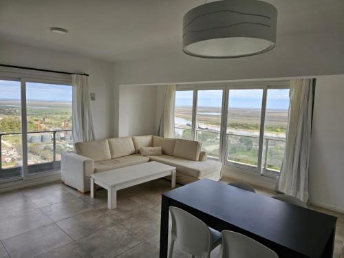 Victoria Apartment | Relaxing Tango Victoria 13C with River Views & Pool