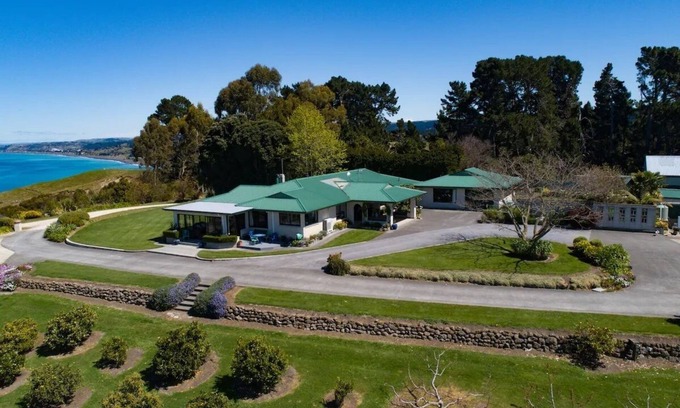 Tangoio House | Beachfront Tango10 Accommodation with Ocean View Kitchen