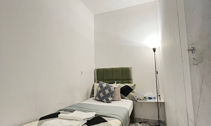 Al Wahdah Apartment | Discover Tanih Place 6: Family-Friendly with Spa and Hot Tub