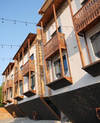 Dilijan Hotel | Inviting Taniqinn Dilijan Cottages with Pool & Dining