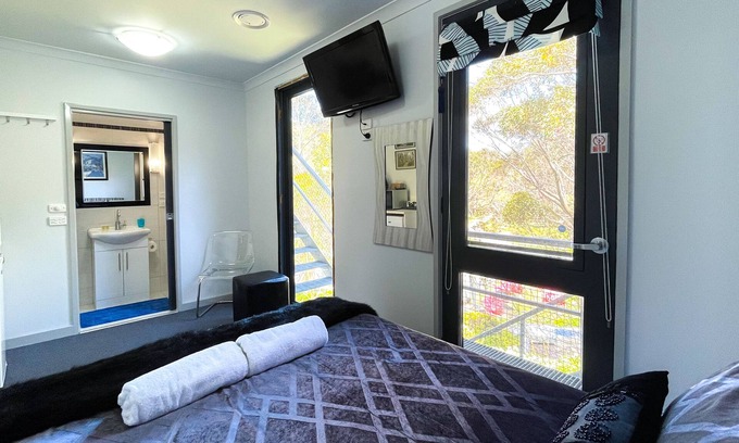 Baw Baw Village Cabin | Couples Retreat at Tanjil Creek Lodge - Rated 10/10 Stay
