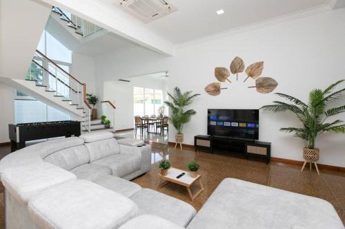 Tanjung Bungah Villa | Spacious Tanjung Bungah Villa with Pool for 20 Guests