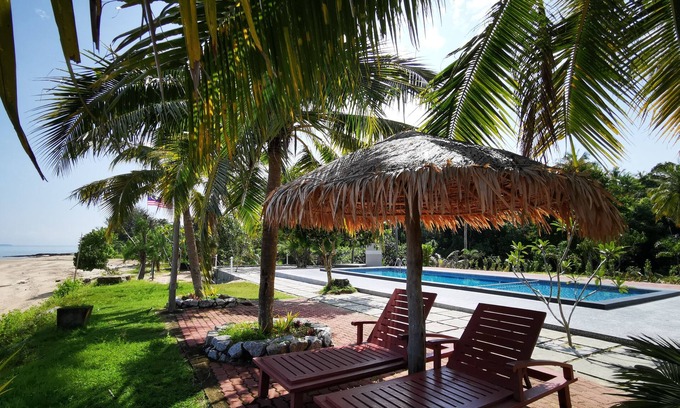 Air Hangat Hotel | Budget-Friendly Tanjung Puteri Motel with Pool & Breakfast
