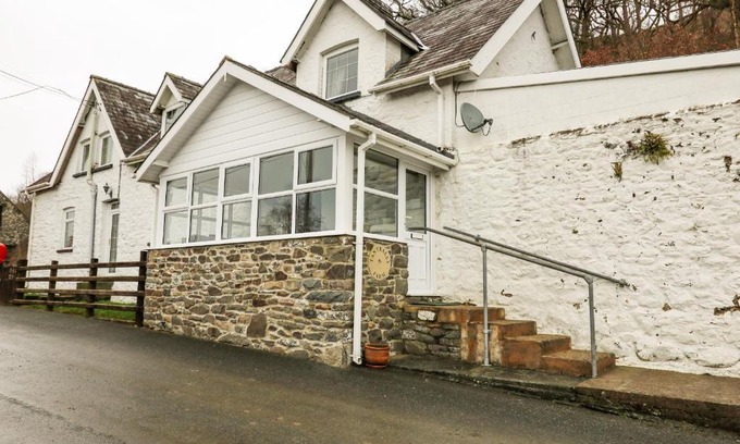 Builth Wells House | Pet Friendly Tanyrallt Farm: 4-Star Getaway with Pool