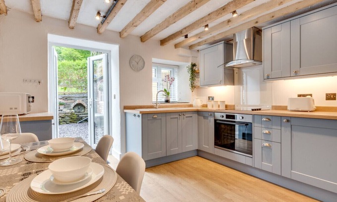 Dinas Mawddwy House | Pet-Friendly Tanyrallt: Cozy Two Bedroom Retreat for 4