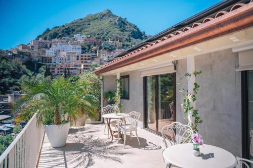Taormina House | Seaside Retreat at Taormina Seaview: Oceanfront Escape