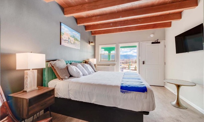 Taos Hotel | Explore Comfort at Taos Motor Lodge - Family-Friendly Stay