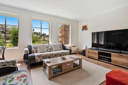 West Hobart House | Renovated Tapanak Townhouse Steps from City Attractions
