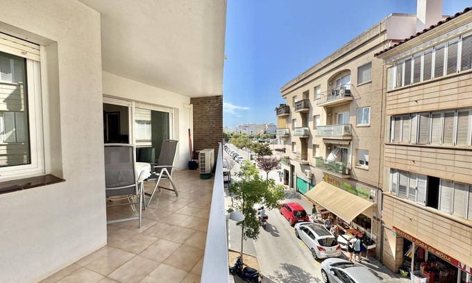 Roses Town Center Apartment | Relaxing Stay Near Beach with Spa and Family-Friendly Amenities