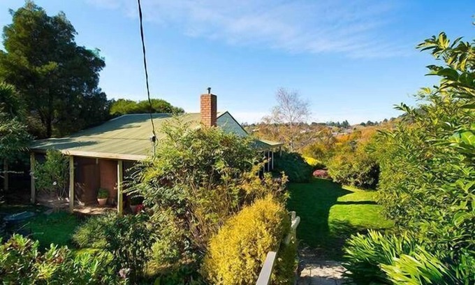 Daylesford Cottage | Pet-Friendly Getaway at Tara Cottage with Spa & Hot Tub