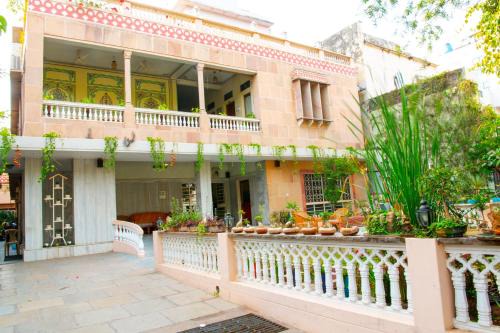 Bani Park Hotel | Discover Tara Niwas: Pet Friendly Haven with Spa & Dining
