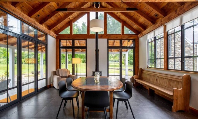 Lake Hayes House | Family-Friendly Taramea: Walk to Mora Wines & Enjoy Breakfast