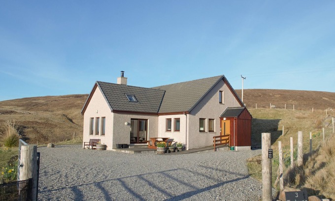 Melvaig Cottage | Family-Friendly Tarhuna with Ocean Views and Pet Amenities
