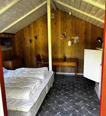 Tarm House | Cozy Tarm Camping Hytte for Two with Pool & Pet Friendly