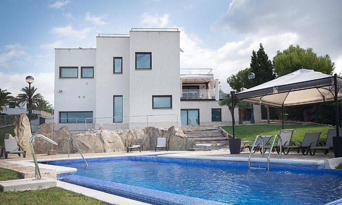 Torredembarra Villa | Villa Lighthouse: Oceanfront Haven with Private Pool